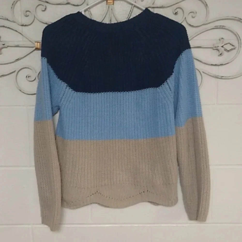 HARPER HERITAGE COLOR BLOCK SWEATER WITH SCALLOPED BOTTOM CREW NECK